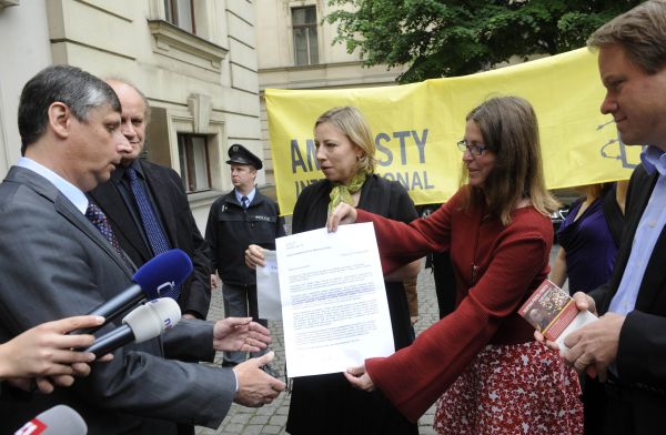 Ředitelka Amnesty International v ČR předala výzvu premiérovi.